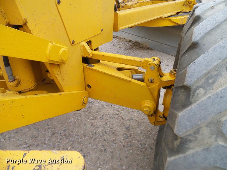 image for item DC8358 1977 John Deere 770 motor grader