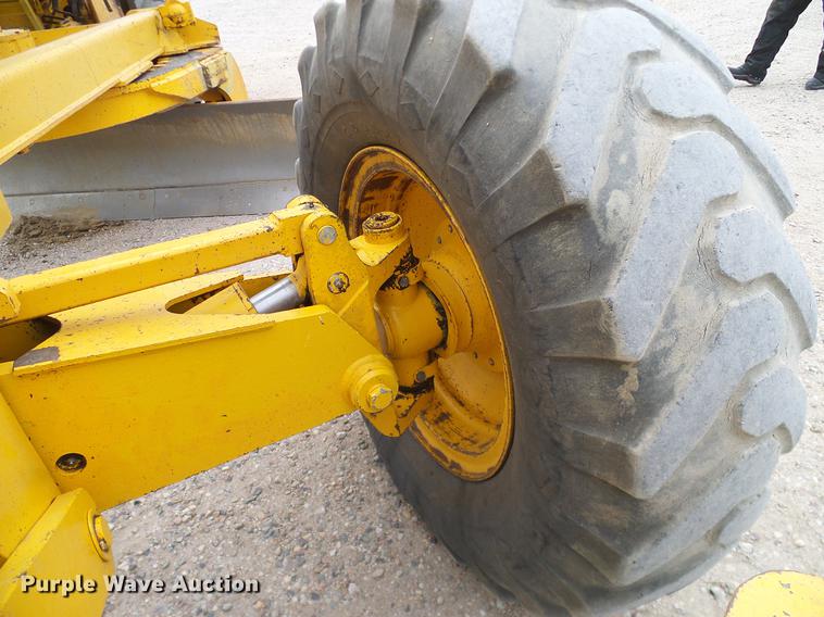 image for item DC8358 1977 John Deere 770 motor grader