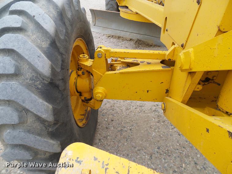 image for item DC8358 1977 John Deere 770 motor grader