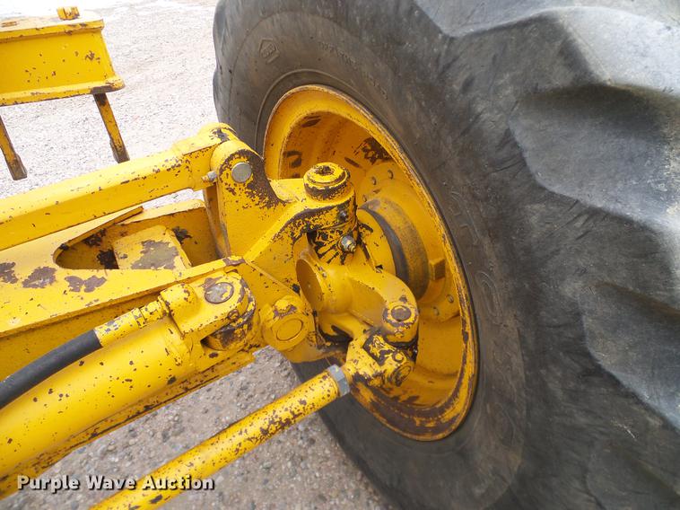 image for item DC8358 1977 John Deere 770 motor grader