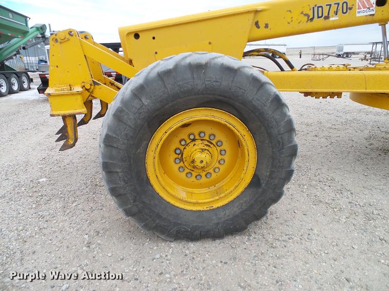 image for item DC8358 1977 John Deere 770 motor grader