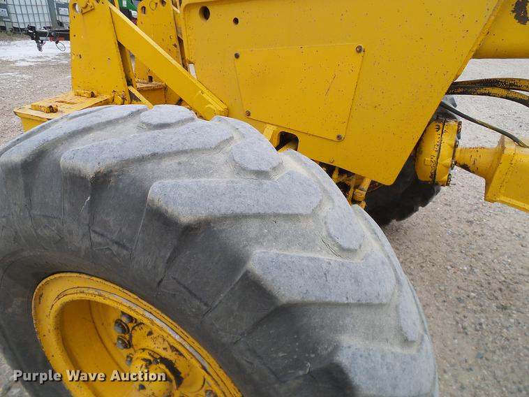 image for item DC8358 1977 John Deere 770 motor grader