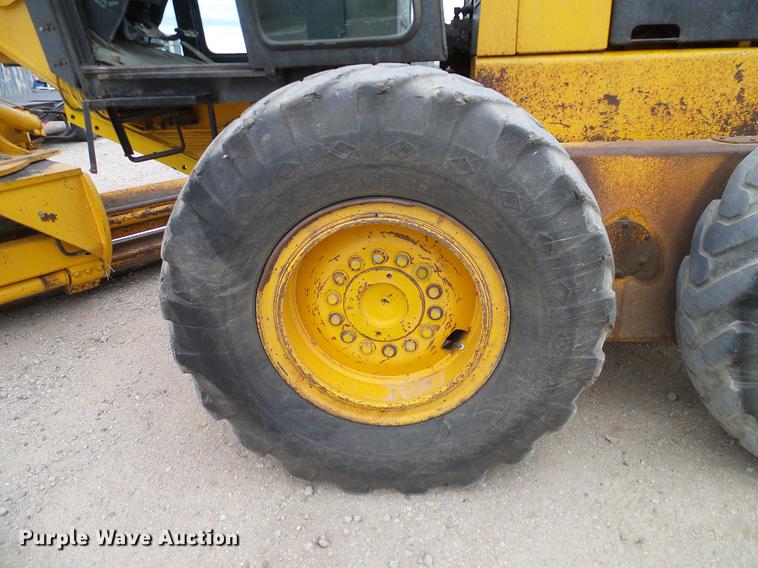 image for item DC8358 1977 John Deere 770 motor grader