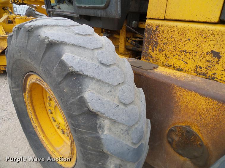 image for item DC8358 1977 John Deere 770 motor grader