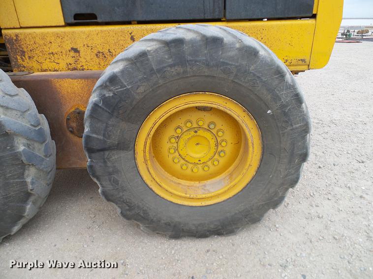 image for item DC8358 1977 John Deere 770 motor grader