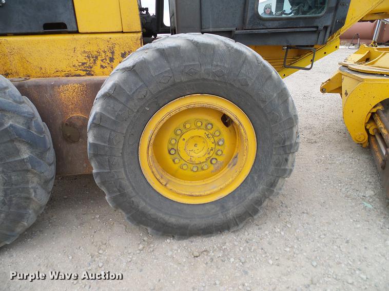 image for item DC8358 1977 John Deere 770 motor grader