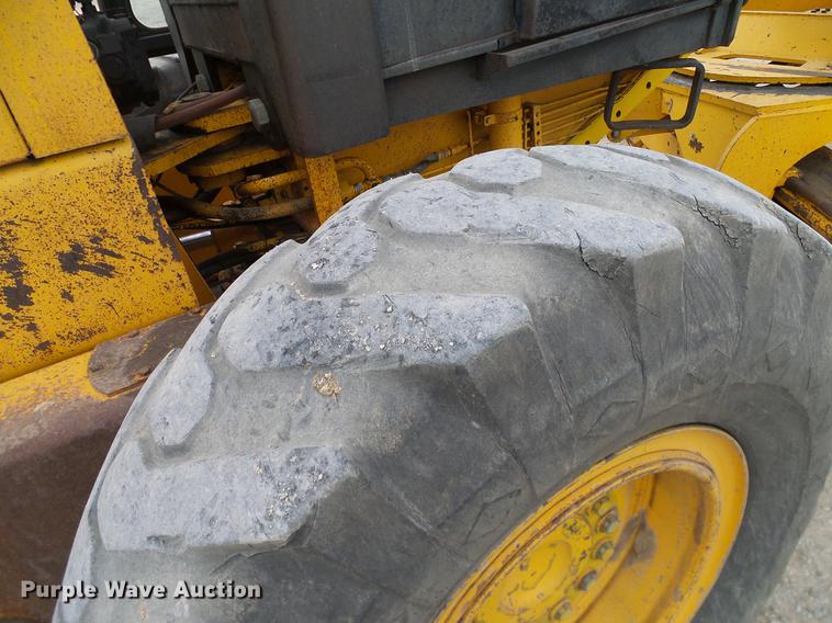 image for item DC8358 1977 John Deere 770 motor grader