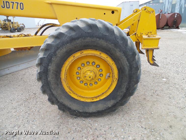 image for item DC8358 1977 John Deere 770 motor grader