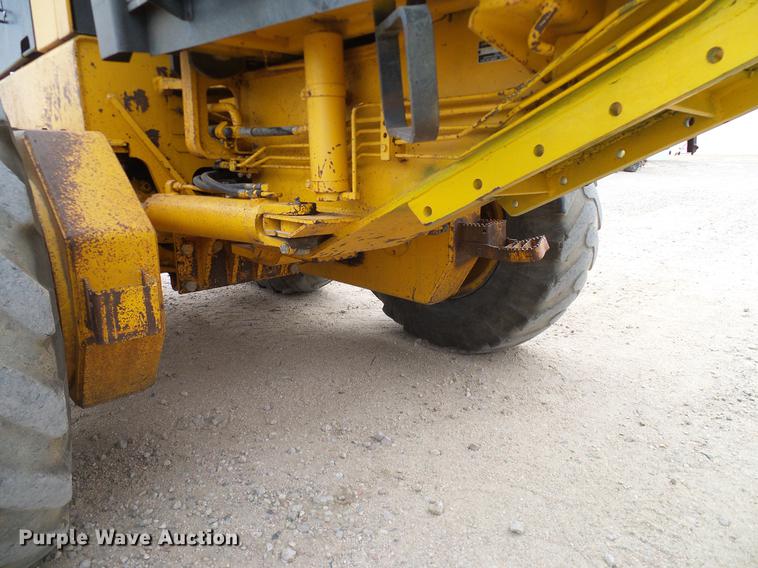 image for item DC8358 1977 John Deere 770 motor grader