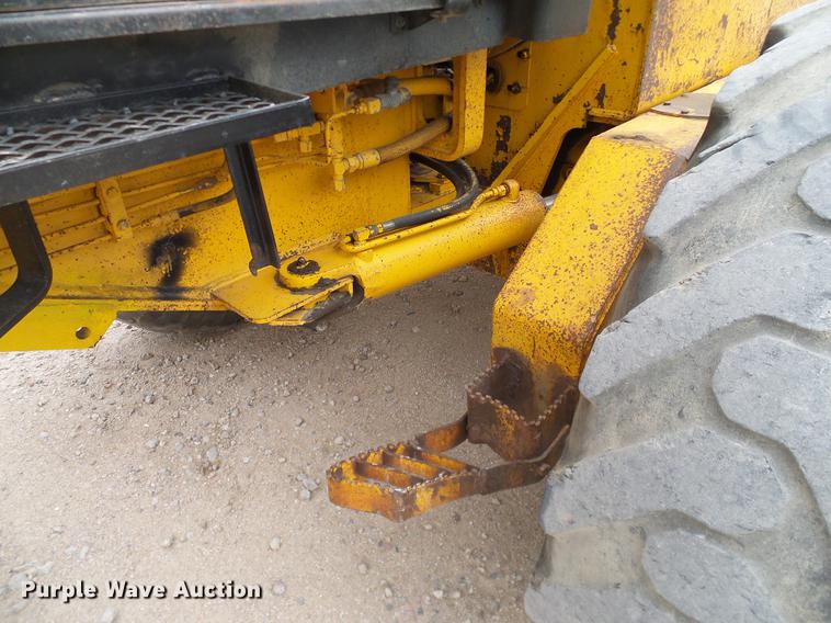 image for item DC8358 1977 John Deere 770 motor grader