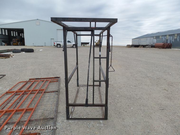 image for item DC8360 Cattle grooming chute