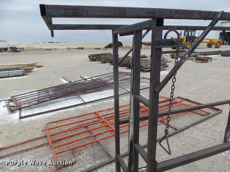 image for item DC8360 Cattle grooming chute
