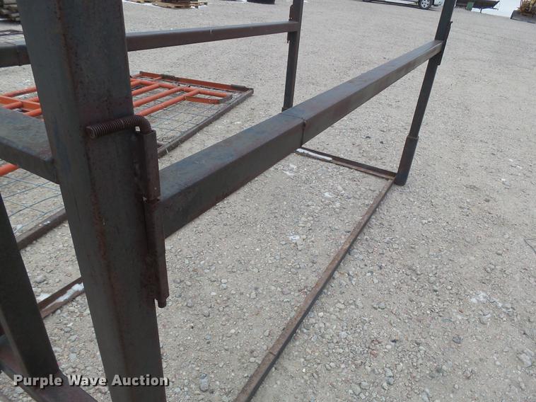 image for item DC8360 Cattle grooming chute