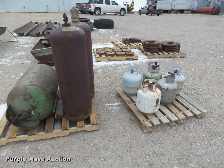 image for item DC8370 (8) propane tanks