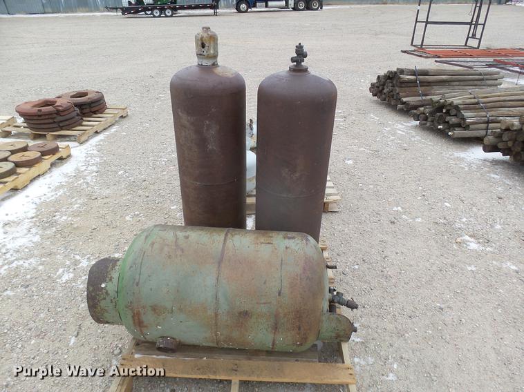 image for item DC8370 (8) propane tanks