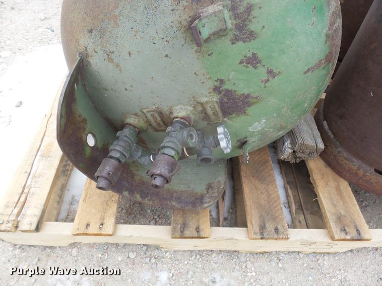 image for item DC8370 (8) propane tanks