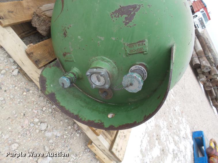 image for item DC8370 (8) propane tanks