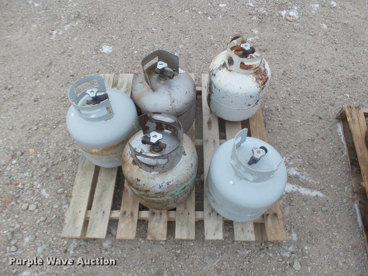 image for item DC8370 (8) propane tanks