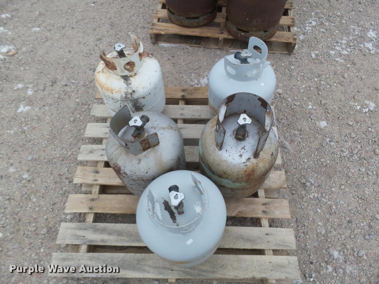 image for item DC8370 (8) propane tanks