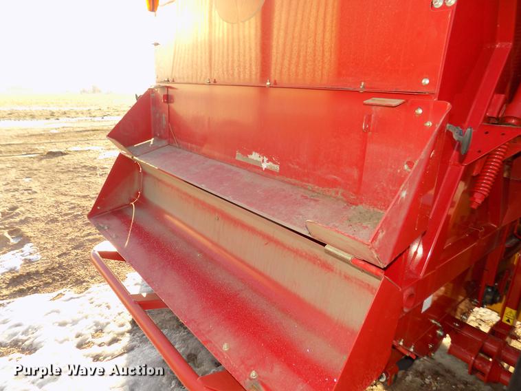image for item DD2885 2014 New Holland Rollbelt 560 specialty crop round baler