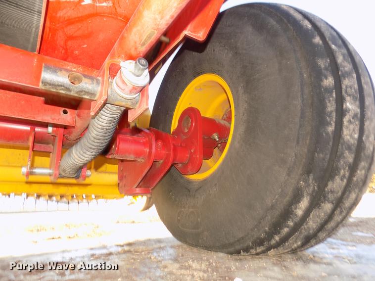 image for item DD2885 2014 New Holland Rollbelt 560 specialty crop round baler