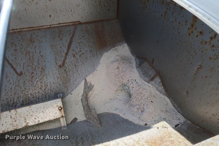 image for item DD5424 Dempster Clipper 200S fertilizer spreader