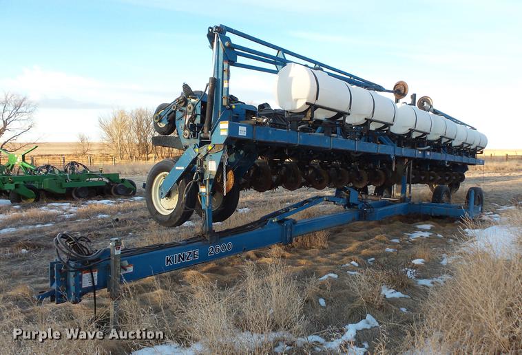 image for item EA9688 Kinze 2600 no-till planter