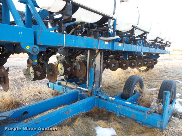 image for item EA9688 Kinze 2600 no-till planter