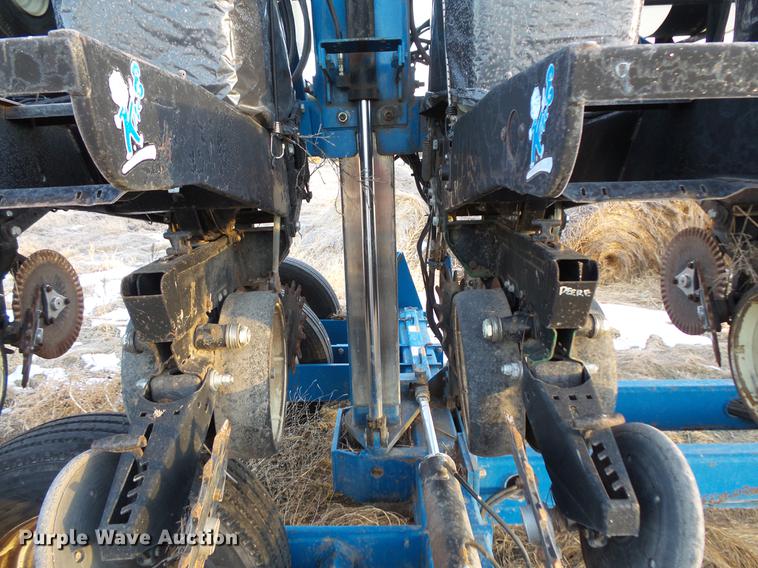 image for item EA9688 Kinze 2600 no-till planter
