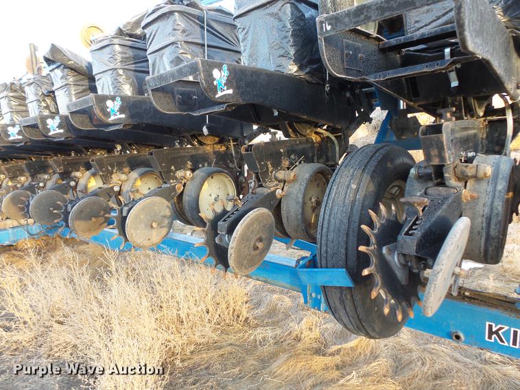 image for item EA9688 Kinze 2600 no-till planter