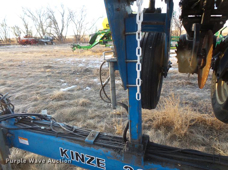 image for item EA9688 Kinze 2600 no-till planter