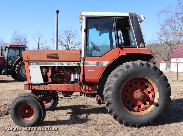 image for item EC9409 International 886 tractor