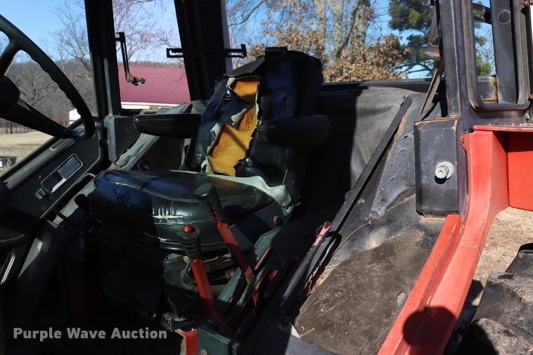 image for item EC9409 International 886 tractor