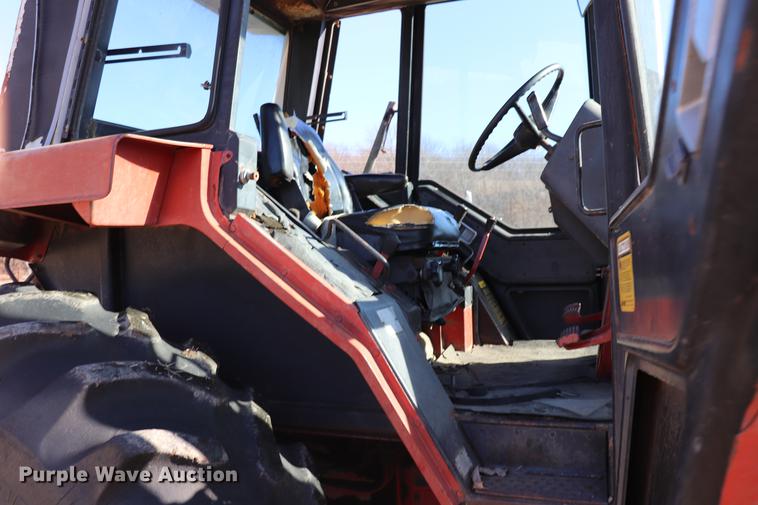 image for item EC9409 International 886 tractor