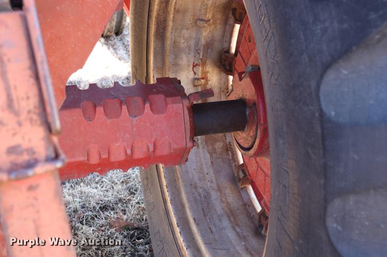 image for item EC9409 International 886 tractor