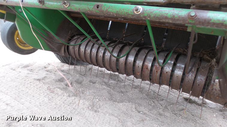 image for item EC9650 John Deere 435 round baler