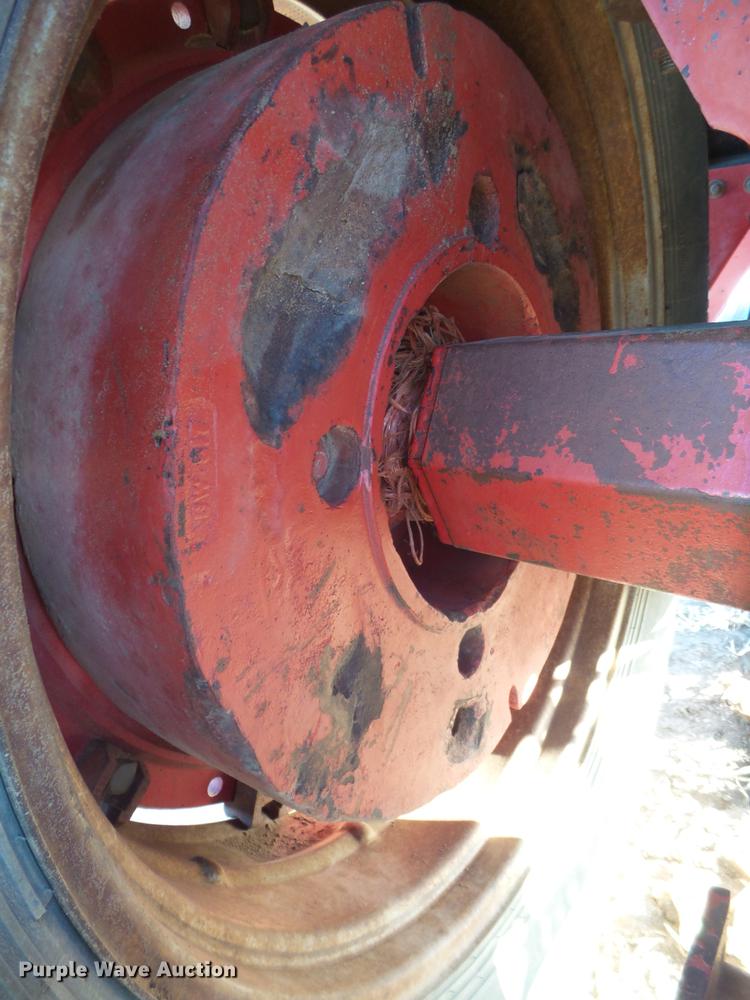 image for item EI9502 1981 International 1486 tractor