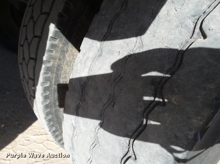 image for item BJ9795 2001 Peterbilt 378 semi truck