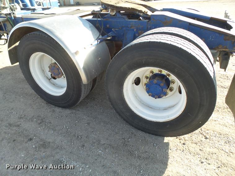 image for item BJ9795 2001 Peterbilt 378 semi truck