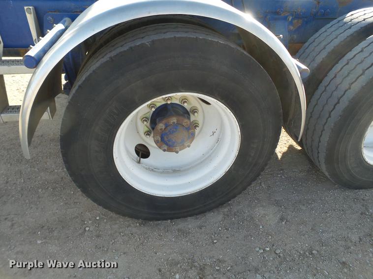 image for item BJ9795 2001 Peterbilt 378 semi truck