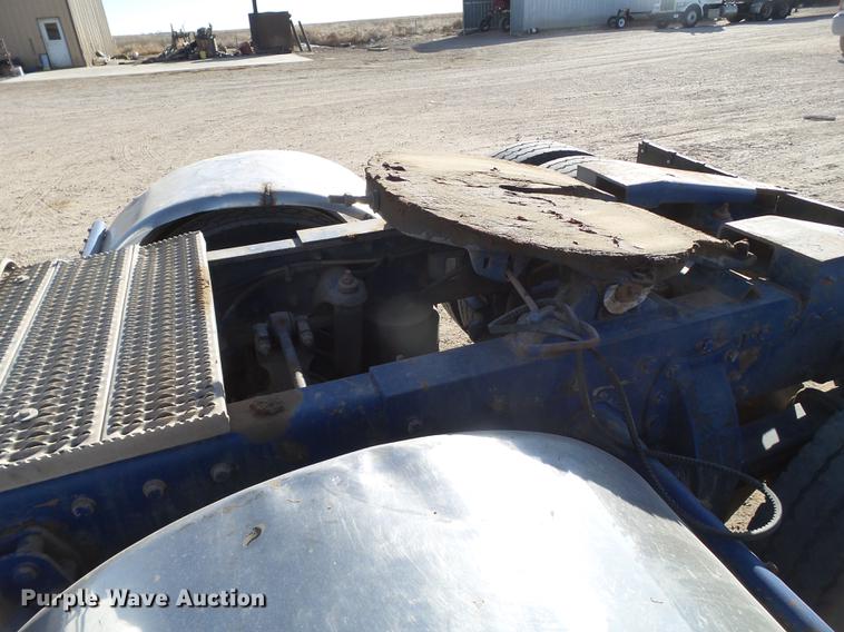 image for item BJ9795 2001 Peterbilt 378 semi truck