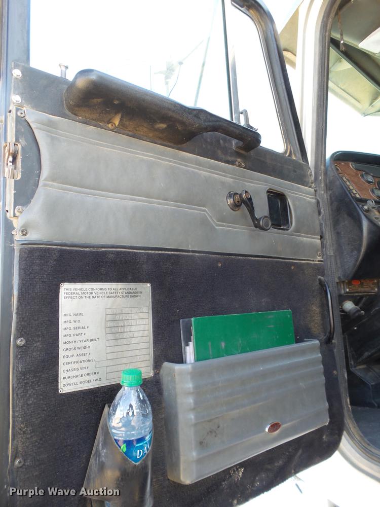 image for item BJ9795 2001 Peterbilt 378 semi truck