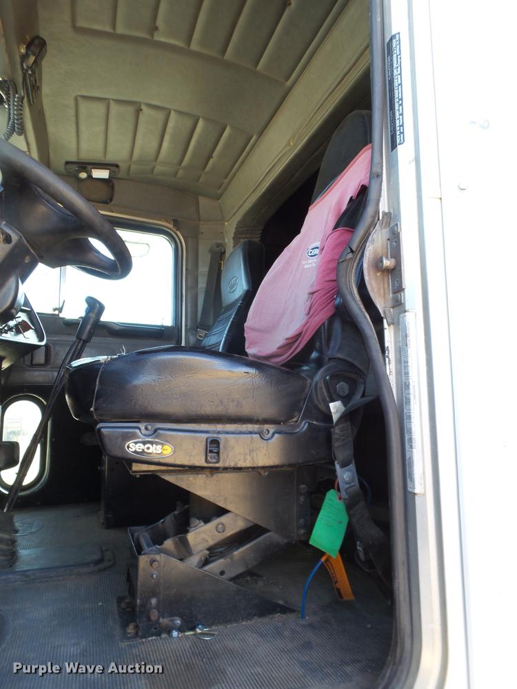 image for item BJ9795 2001 Peterbilt 378 semi truck