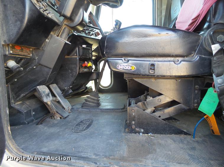 image for item BJ9795 2001 Peterbilt 378 semi truck