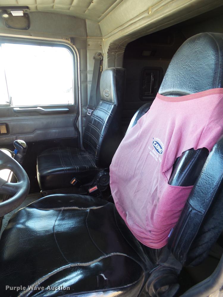 image for item BJ9795 2001 Peterbilt 378 semi truck