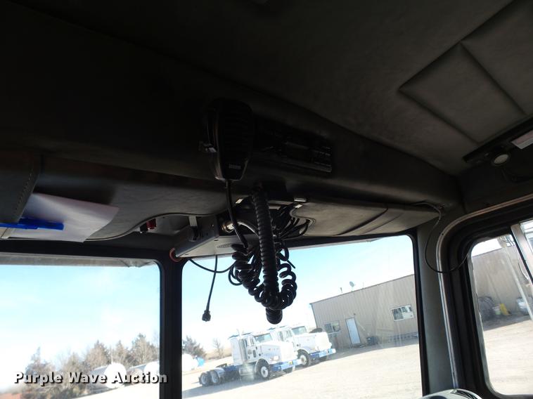 image for item BJ9795 2001 Peterbilt 378 semi truck