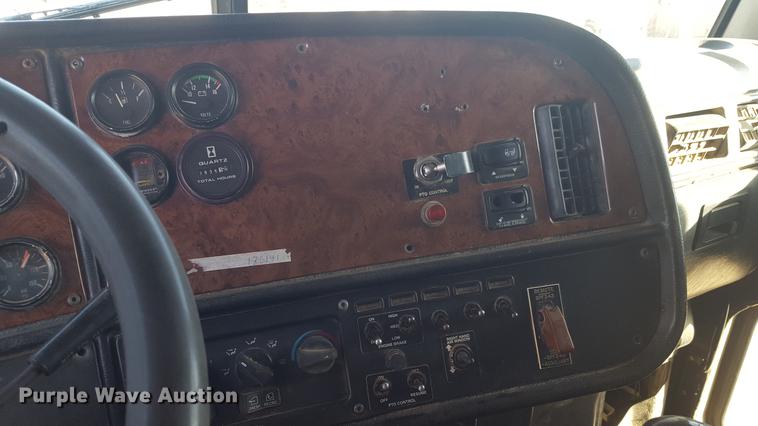 image for item BJ9795 2001 Peterbilt 378 semi truck