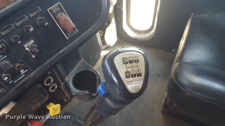 image for item BJ9795 2001 Peterbilt 378 semi truck