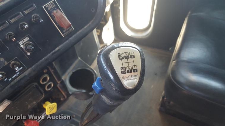 image for item BJ9795 2001 Peterbilt 378 semi truck