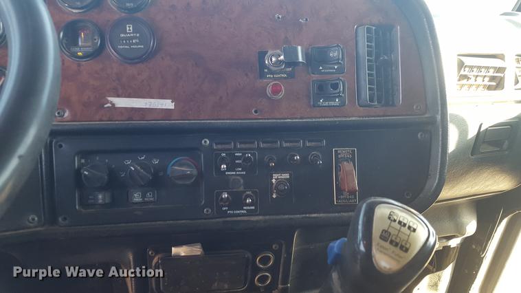 image for item BJ9795 2001 Peterbilt 378 semi truck